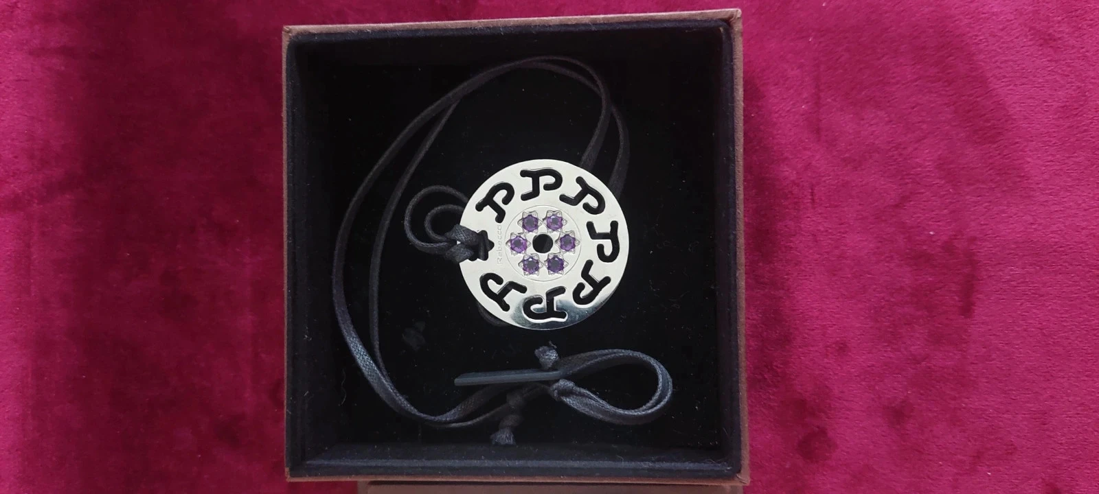 Collier pendentif cercle Rebecca - Argenté et pierres violettes - Très bon état – photo 4